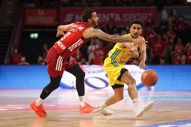 Sport Themen der Woche KW19 Zweikampf zwischen Nick Weiler-Babb (Bayern Basketball, 0) und Maodo Lo (ALBA BERLIN, 0) GER, FC Bayern Basketball vs. ALBA BERLIN, Basketball, 1.Bundesliga, Saison 2021 2022, 10.05.2021, GER, FC Bayern Basketball vs. ALBA BERLIN, Basketball, 1.Bundesliga, Saison 2021 2022, 10.05.2021, München *** Duel between Nick Weiler Babb Bayern Basketball, 0 and Maodo Lo ALBA BERLIN, 0 GER, FC Bayern Basketball vs ALBA BERLIN, Basketball, 1 Bundesliga, Season 2021 2022, 10 05 2021, GER, FC Bayern Basketball vs ALBA BERLIN, Basketball, 1 Bundesliga, Season 2021 2022, 10 05 2021, Munich Copyright: xEIBNER MarcelxEngelbrechtx EP_EER