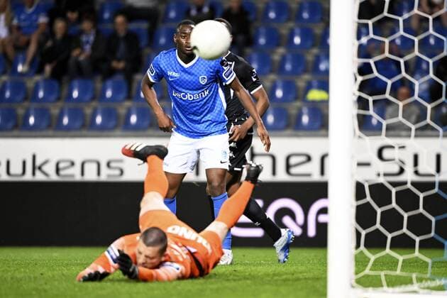 GENK, BELGIUM - MAY 10 : Leysen Tobe goalkeeper of KRC Genk during the Jupiler Pro League Europe Play-Off 2 match between Krc Genk and Sporting Charleroi on May 10, 2022 in Genk, Belgium, 10 05 2022 ( Krc Genk v Sporting Charleroi - Jupiler Pro League Europe Play-Off PhotoNews Panoramic 