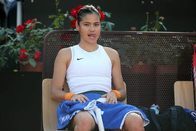 Sport Bilder des Tages ROME, ITALY - 10.05.2022: E.RADUCANU (GBR) play game against B.ANDREESCU (CANADA) during their single women round match in the Internazionali BNL D Italia at Foro Italico in Rome, Italy on May 10, 2022.  Copyright: xMarcoxIacobuccix xipa-agency.netx xMarcoxIacobuccix 0