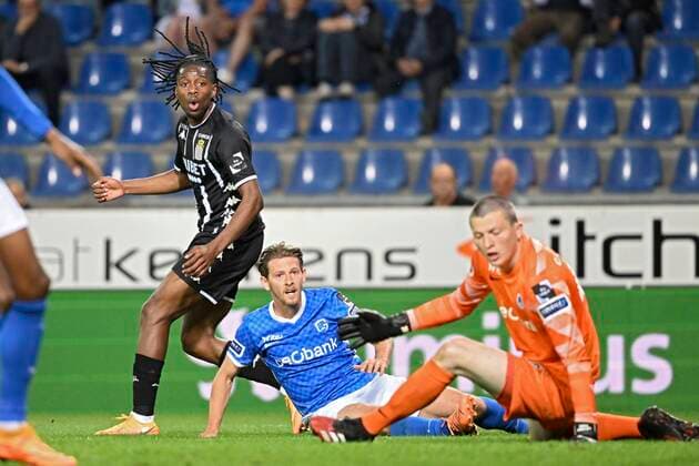 GENK, BELGIUM - MAY 10 : Kayembe Joris defender of Charleroi, Heynen Bryan midfielder of KRC Genk, Leysen Tobe goalkeeper of KRC Genk during the Jupiler Pro League Europe Play-Off 2 match between Krc Genk and Sporting Charleroi on May 10, 2022 in Genk, Belgium, 10 05 2022 ( Krc Genk v Sporting Charleroi - Jupiler Pro League Europe Play-Off PhotoNews Panoramic 