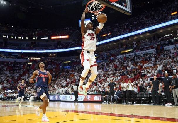 Sport Themen der Woche KW19 News Bilder des Tages May 10, 2022: Miami Heat forward Jimmy Butler (22) dunks in the first quarter against the Philadelphia 76ers during the NBA, Basketball Herren, USA Playoffs: Round 2, Game 5 at the FTX Arena in Miami on Tuesday, May 10, 2022. - ZUMAm67_ 0158733739st Copyright: xAlxDiaz Adiaz@Miamiherald.Comx