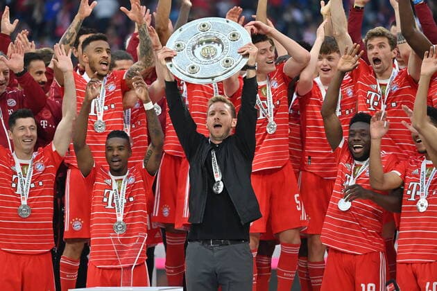 Coach Julian NAGELSMANN Bayern Muenchen with championship cup, cup, jubilation, joy, enthusiasm, team photo, team, team photo, award ceremony, cup handover, football 1 Bundesliga season 2021 2022, 33 matchday, matchday33 FC Bayern Muenchen VFB Stuttgart 2 2 on 08 05 2022, A L L I A N Z A R E N A Muenchen