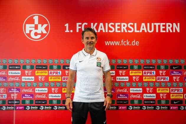 Sport Themen der Woche KW19 Sport Bilder des Tages Dirk Schuster (Trainer 1.FC Kaiserslautern), Pressekonferenz Trainervostellung, 1.FC Kaiserslautern, Fussball, 3. Bundesliga, 11.05.2022 Trainervorstellung und Training, 1.FC Kaiserslautern, Fussball, 3. Bundesliga, 11.05.2022 Kaiserslautern *** Dirk Schuster coach 1 FC Kaiserslautern , press conference coach presentation, 1 FC Kaiserslautern, football, 3 Bundesliga, 11 05 2022 coach presentation and training, 1 FC Kaiserslautern, football, 3 Bundesliga, 11 05 2022 Kaiserslautern Copyright: xEibner-Pressefoto AlexanderxNeisx