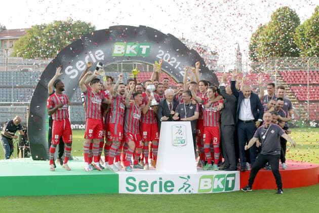 Photo Raffaele Rastelli LaPresse 11 May, 2022 Cremona, Italy soccer Cremonese - Italian Football Championship League BKT 2021 2022 - Zini stadium. In the pic: Cremonese players celebrate promotion to League A  Copyright: xRaffaelexRastelli LaPressex