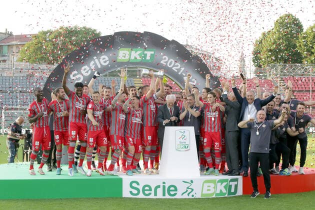 Photo Raffaele Rastelli LaPresse 11 May, 2022 Cremona, Italy soccer Cremonese - Italian Football Championship League BKT 2021 2022 - Zini stadium. In the pic: Cremonese players celebrate promotion to League A  Copyright: xRaffaelexRastelli LaPressex