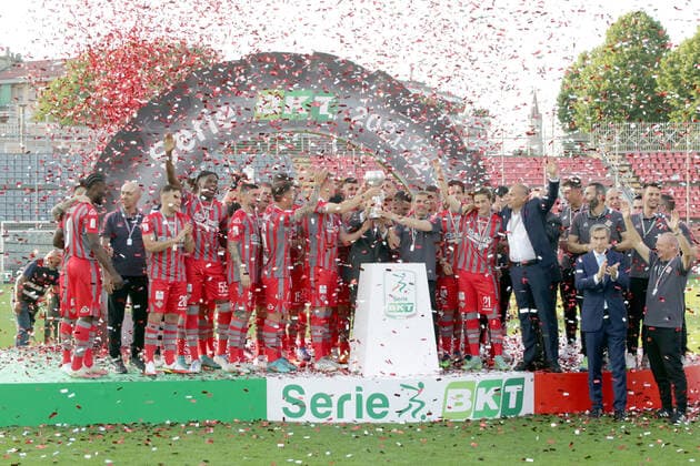 Photo Raffaele Rastelli LaPresse 11 May, 2022 Cremona, Italy soccer Cremonese - Italian Football Championship League BKT 2021 2022 - Zini stadium. In the pic: Cremonese players celebrate promotion to League A  Copyright: xRaffaelexRastelli LaPressex