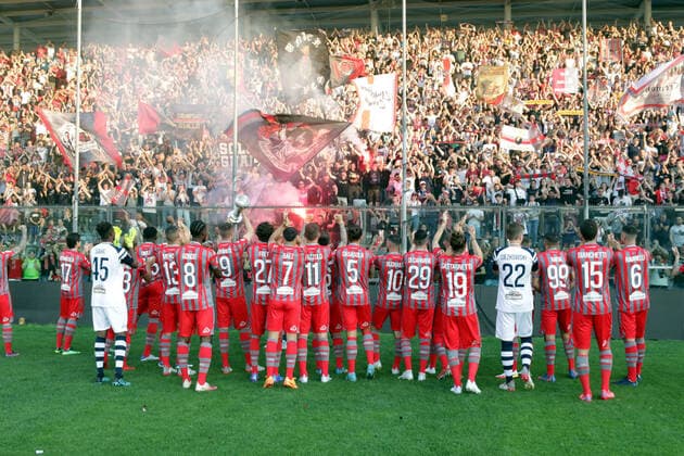 Photo Raffaele Rastelli LaPresse 11 May, 2022 Cremona, Italy soccer Cremonese - Italian Football Championship League BKT 2021 2022 - Zini stadium. In the pic: Cremonese players celebrate promotion to League A  Copyright: xRaffaelexRastelli LaPressex