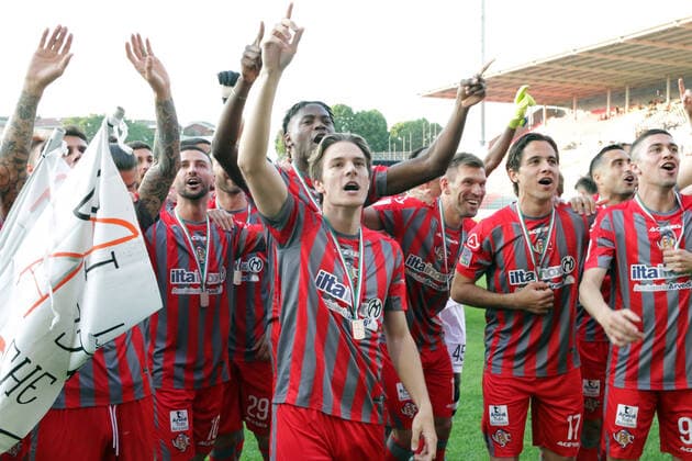 Photo Raffaele Rastelli LaPresse 11 May, 2022 Cremona, Italy soccer Cremonese - Italian Football Championship League BKT 2021 2022 - Zini stadium. In the pic: Cremonese players celebrate promotion to League A  Copyright: xRaffaelexRastelli LaPressex