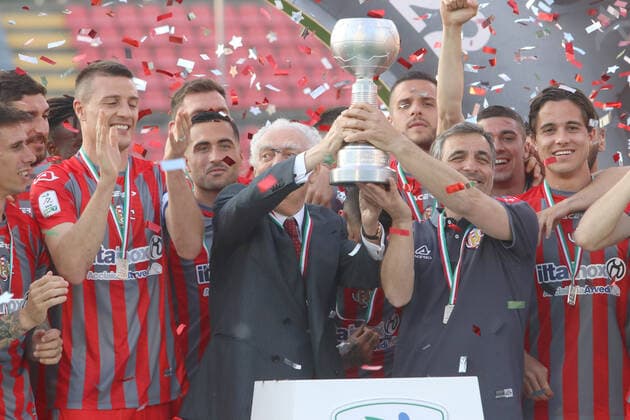 Photo Raffaele Rastelli LaPresse 11 May, 2022 Cremona, Italy soccer Cremonese - Italian Football Championship League BKT 2021 2022 - Zini stadium. In the pic: Cremonese players celebrate promotion to League A  Copyright: xRaffaelexRastelli LaPressex