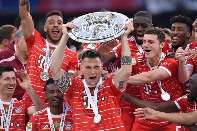 Fußball 1. Bundesliga 33. Spieltag FC Bayern München - VfB Stuttgart am 08.05.2022 in der Allianz Arena in München München Spieler feiern die deutsche Meisteschaft Übergabe Meisterschale Trophäe Niklas Süle ( München ) DFL regulations prohibit any use of photographs as image sequences and or quasi-video. *** Soccer 1 Bundesliga 33 Matchday FC Bayern München VfB Stuttgart on 08 05 2022 at Allianz Arena in Munich Munich players celebrate the German championship handover championship trophy Niklas Süle Munich DFL regulations prohibit any use of photographs as image sequences and or quasi video xHDx