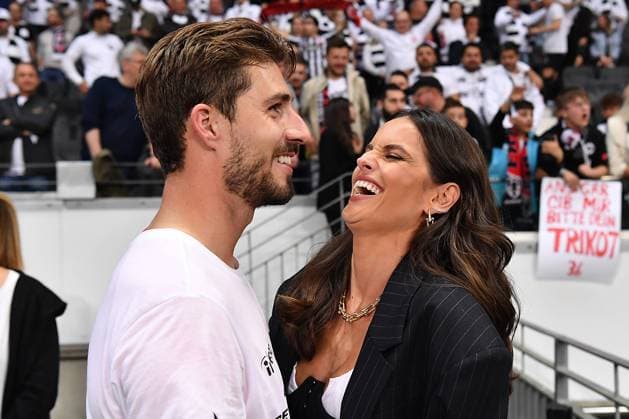 Soccer Europa League semifinal Eintracht Frankfurt West Ham United on 05 05 2022 at Deutsche Bank Park in Frankfurt Kevin Trapp Frankfurt, left Izabel Goulart, right xHDx