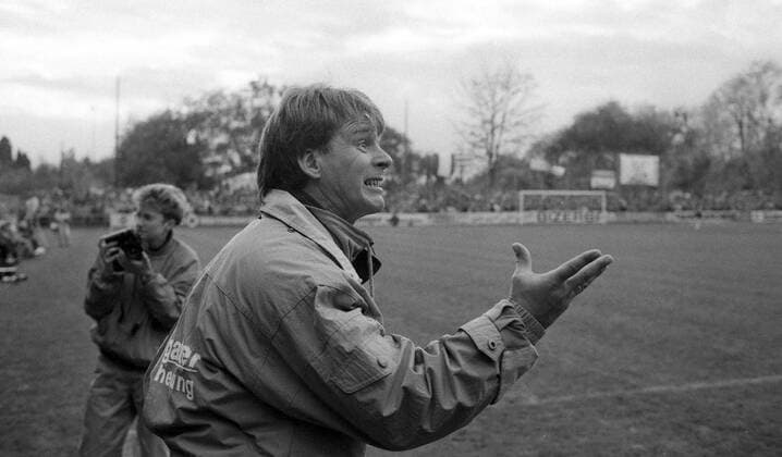 27.10.90 Stuttgarter Kickers - SC Freiburg Deutschland, Stuttgart, 27.10.1990, Fussball, 2. Bundesliga, Stuttgarter Kickers- SC Freiburg (3:2): Rainer Zobel (Trainer Stuttgarter Kickers). *** 27 10 90 Stuttgarter Kickers SC Freiburg Germany, Stuttgart, 27 10 1990, Football, 2 Bundesliga, Stuttgarter Kickers SC Freiburg 3 2 Rainer Zobel coach Stuttgarter Kickers