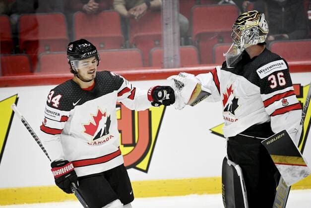 Cole Sillinger (left) and Logan Thompson of Canada celebrate a goal during the 2022 IIHF Ice hockey, Eishockey World Championships preliminary round group A match between Germany and Canada in Helsinki on May 13th, 2022. Helsinki Finland LKLAPA20220513203333O530  Copyright: xAnttixAimo-Koivistox