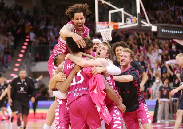 Bilder des Jahres 2022, Sport 05 Mai Sport Themen der Woche KW19 Sport Bilder des Tages Sieg: Telekom Baskets Bonn vs. Hamburg Towers , Playoffs Viertelfinale Spiel 1 *** Win Telekom Baskets Bonn vs Hamburg Towers , Playoffs Quarterfinals Game 1 MR:N