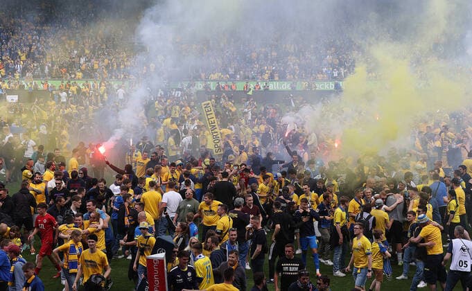 Bilder des Jahres 2022, Sport 05 Mai Sport Themen der Woche KW19 Sport Bilder des Tages Platzsturm nach dem Aufstieg von Eintracht Braunschweig in die 2.Liga DFL REGULATIONS PROHIBIT ANY USE OF PHOTOGRAPHS AS IMAGE SEQUENCES AND OR QUASI-VIDEO. *** Platzsturm after the promotion of Eintracht Braunschweig to the 2 Liga DFL REGULATIONS PROHIBIT ANY USE OF PHOTOGRAPHS AS IMAGE SEQUENCES AND OR QUASI VIDEO