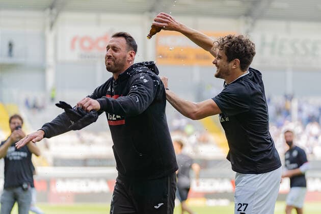 Mitch Kniat Sportclub Verl, head coach is celebrated by Mael Corboz Sportclub Verl, 27 SC Verl vs MSV Duisburg, football, 3 Bundesliga, 38 matchday 14 05 2022 SC Verl vs MSV Duisburg, football, 3 Bundesliga, 38 matchday 14 05 2022 Paderborn Copyright: xEibner-Pressefoto BahhoxKarax EP_EER