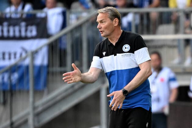 Bielefeld, Schueco Arena, 14 05 22, GER, Herren, 1 Bundesliga, Saison 2021 2022, DSC Arminia Bielefeld RB Leipzig Bild Trainer Marco Kostmann Bielefeld Nur fuer journalistische Zwecke Only for editorial use According to the regulations of the DFL Deutsche Fußball Liga it is prohibited, DFL regulations prohibit any use of photographs as image sequences and or quasi video North Rhine-Westphalia Germany