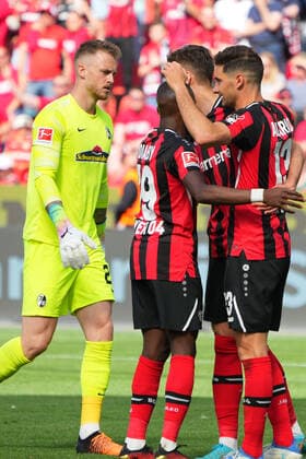 GER, 1 FBL Bayer 04 Leverkusen vs SC Freiburg 14 05 2022, BayArena, Leverkusen, GER, 1 FBL Bayer 04 Leverkusen vs SC Freiburg , in the picture goal celebration cheer cheer run, Lucas Alario Leverkusen 13 , Patrick Schick Leverkusen 14 , left Mark Flekken goalkeeper SC Freiburg 26 , sorry nordphotoxGmBHx xMeuter nph00351