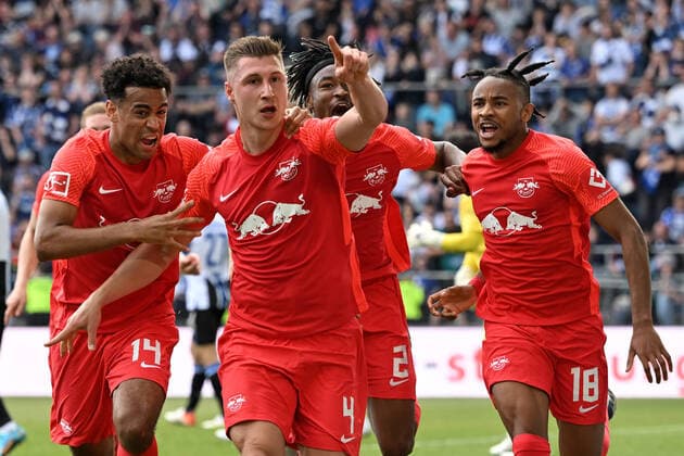 Sport Themen der Woche KW19 Sport Bilder des Tages Bielefeld, Schueco Arena, 14.05.22, GER, Herren, 1.Bundesliga, Saison 2021-2022, DSC Arminia Bielefeld - RB Leipzig Bild: Willi Orban (Leipzig) jubelt nach seinem Tor zum 1:1 Nur fuer journalistische Zwecke! Only for editorial use! Gemaess den Vorgaben der DFL Deutsche Fußball Liga ist es untersagt, in dem Stadion und oder vom Spiel angefertigte Fotoaufnahmen in Form von Sequenzbildern und oder videoaehnlichen Fotostrecken zu verwerten bzw. verwerten zu lassen. DFL regulations prohibit any use of photographs as image sequences and or quasi-video. Nordrhein-Westfalen Deutschland *** Bielefeld, Schueco Arena, 14 05 22, GER, Men, 1 Bundesliga, Season 2021 2022, DSC Arminia Bielefeld RB Leipzig picture Willi Orban Leipzig cheers after his goal to 1 1 Only for journalistic use Only for editorial use According to the regulations of the DFL Deutsche Fußball Liga it is prohibited, DFL regulations prohibit any use of photographs as image sequences and or quasi video Nordrhein Westfalen Germany