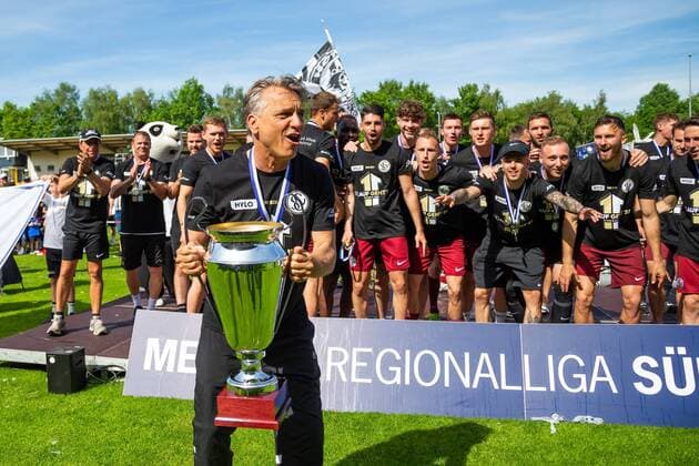 Horst Steffen coach SV 07 Elversberg raises the cup, SV 07 Elversberg vs FC 08 Homburg, Football, Regionalliga Suedwest, 14 05 2022 DFB regulations prohibit any use of photographs as image sequences and or quasi video SV 07 Elversberg vs FC 08 Homburg, Football, Regionalliga Suedwest, 14 05 2022 Copyright: xNeisx xEibner-Pressefotox