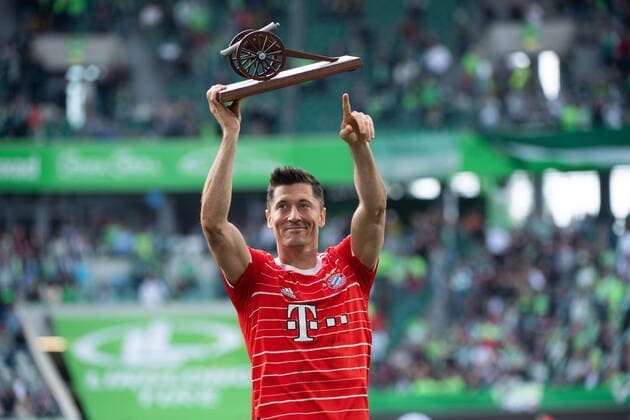 Bilder des Jahres 2022, Sport 05 Mai Sport Themen der Woche KW19 Sport Bilder des Tages Robert Lewandowski (FC Bayern Muenchen 9) bekommt die Kicker Torjaegerkanone, feiert und verabschiedet sich von den Fans, VfL Wolfsburg vs. FC Bayern Muenchen, 1. Fussball Bundesliga, 34. Spieltag, Spielzeit 2021 2022, 14.05.2022 DFB DFL regulations prohibit any use of photographs as image sequences and or quasi-video VfL Wolfsburg vs. FC Bayern Muenchen, 1. Fussball Bundesliga, 34. Spieltag, Spielzeit 2021 2022, 14.05.2022 *** Robert Lewandowski FC Bayern Muenchen 9 gets the Kicker Torjaegerkanone, celebrates and says goodbye to the fans, VfL Wolfsburg vs FC Bayern Muenchen, 1 Fussball Bundesliga, 34 Spieltag, Spielzeit 2021 2022, 14 05 2022 DFB DFL regulations prohibit any use of photographs as image sequences and or quasi video VfL Wolfsburg vs FC Bayern Muenchen, 1 Fussball Bundesliga, 34 Spieltag, Spielzeit 2021 2022, 14 05 2022 Copyright: xEibner Memmlerx EP_MMR
