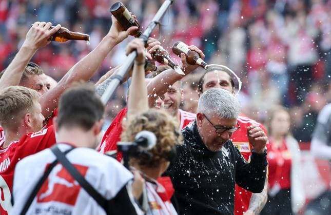 Bilder des Jahres 2022, Sport 05 Mai Sport Themen der Woche KW19 Sport Bilder des Tages Bierdusche für Trainer Urs Fischer, Unionmannschaft feiert Teilnahme Europa League Freude Emotion Jubel nach Spielende Fußball Fussball 1.Bundesliga Herren DFL Saison 2021 2022 14.05.2022 1.FC Union Berlin FCU vs. VfL Bochum DFL regulations prohibit any use of photographs as image sequences and or quasi-video. *** Beer shower for coach Urs Fischer, Union team celebrates participation Europa League joy emotion jubilation after the end of the game Sports Football Soccer 1 Bundesliga men DFL season 2021 2022 14 05 2022 1 FC Union Berlin FCU vs VfL Bochum DFL regulations prohibit any use of photographs as image sequences and or quasi video