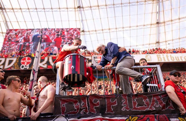 Bilder des Jahres 2022, Sport 05 Mai Sport Themen der Woche KW19 Sport Bilder des Tages Abschied Geschäftsführer Rudi Völler (Leverkusen) klettert in den Fanblock Bayer Leverkusen - SC Freiburg 14.05.2022, Fussball; Saison 2021 22 Foto: Moritz Müller *** Farewell Managing Director Rudi Völler Leverkusen climbs into the fan block Bayer Leverkusen SC Freiburg 14 05 2022, football season 2021 22 Photo Moritz Müller