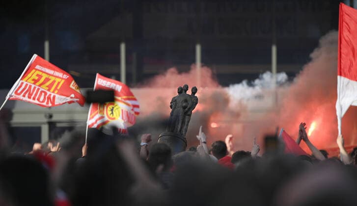 Sport Bilder des Tages Fussball, Herren, Saison 2021 2022, 1. Bundesliga (34. Spieltag), 1. FC Union Berlin - VfL Bochum, Feier der Mannschaft von Union auf dem Balkon der Haupttribüne und der Fans auf dem Parkplatz nach dem Spiel, in der Mitte das Denkmal für die Pokalsieger von 1968, 14.05. 2022, *** Football, men, season 2021 2022, 1 Bundesliga 34 match day , 1 FC Union Berlin VfL Bochum, celebration of the team of Union on the balcony of the main stand and the fans in the parking lot after the game, in the center the monument to the cup winners of 1968, 14 05 2022, Copyright: xMatthiasxKochx