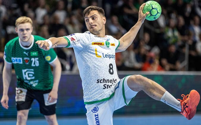 Berlin, 14 05 2022, Handball Bundesliga, Fuechse Berlin SC DHfK Leipzig, 30 match day, Max Schmeling Halle Lucas Krzikalla of SC DHfK Leipzig throws the ball at the goal Fuechse Berlin SC DHfK Leipzig