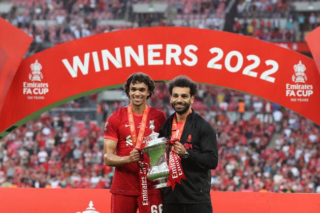 Chelsea gegen Liverpool 14. Mai 2022, London FA Cup Finale Chelsea gegen Liverpool Trent Alexander Arnold und Mohamed Salah von Liverpool posieren mit der Trophäe Foto Charlotte Wilson Abseits London UK  Copyright: xCharlottexWilsonx xOffsidexOffside