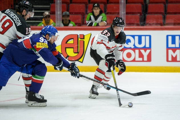 15 05 2022, Helsinki, Helsinki Ice Hall, 2022 IIHF Ice Hockey World Championship Italy Canada, 93 Kent Johnson Canada against 93 Luca Frigo Italy Helsinki Helsinki Ice Hall Uusimaa Finland  Copyright: xJustPictures.ch AndreaxBrancax