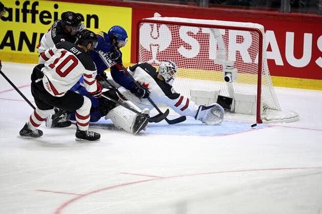CAPTION CORRECTION Marco Sanna of Italy tries to score against goalkeeper Chris Driedger of Canada during the 2022 IIHF Ice hockey, Eishockey World Championships preliminary round group A match between Italy and Canada in Helsinki on May 15, 2022. Helsinki Finland LKFTJK20220515123742BPTF  Copyright: xAnttixAimo-Koivistox