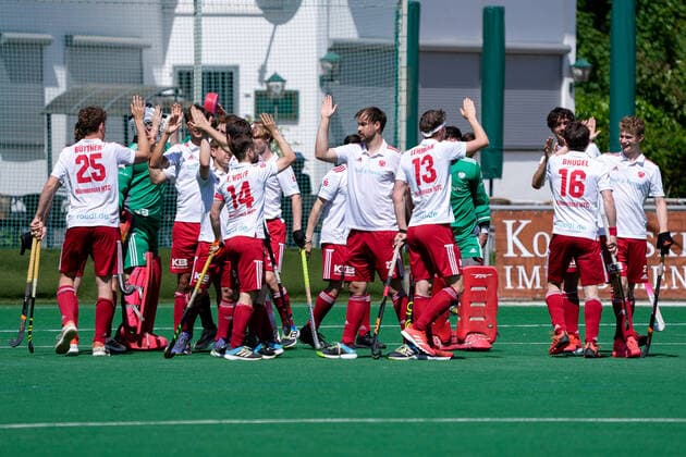 Nuremberg HTC players high-five each other before the game, motivate each other for the game, motivation, anticipation, confidence, confident, action, action, 15 05 2022, Mannheim Germany , Hockey, 1 Bundesliga, Men, TSV Mannheim Nürnberger HTC xozx
