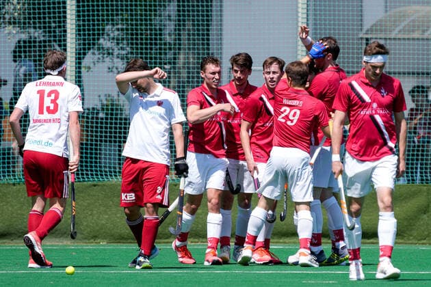 TSV Mannheim Hockey players celebrating the goal to 1 0, jubilation, goal celebration, celebrate the goal, goal, celebration, jubilation about the goal, optimistic, game scene, highlight, action, action, 15 05 2022, Mannheim Germany , Hockey, 1 Bundesliga, Men, TSV Mannheim Nürnberger HTC xozx