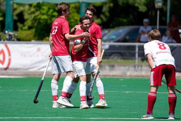 from left Marius Haber TSVMH, 27 , Goal scorer Moritz Rothländer TSVMH, 3 , Nils Grünenwald TSVMH, 13 , Players of TSV Mannheim Hockey, celebrating the goal, celebration, celebration about the goal, optimistic, game scene, highlight, action, action, 15 05 2022, Mannheim Germany , Hockey, 1 Bundesliga, Men, TSV Mannheim Nürnberger HTC xozx