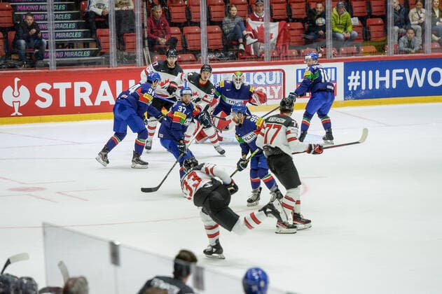 15 05 2022, Helsinki, Helsinki Ice Hall, 2022 IIHF Ice Hockey World Championship Italy Canada , 33 Ryan Graves Canada , 77 Josh Anderson Canada , 17 Adam Lowry Canada , 34 Cole Sillinger Canada , 37 Phil Pietroniro Italy , 94 Daniel Frank Italy , 10 Peter Spornberger Italy , 32 goalkeeper Justin Fazio Italy Helsinki Helsinki Ice Hall Uusimaa Finland  Copyright: xJustPictures.ch AndreaxBrancax