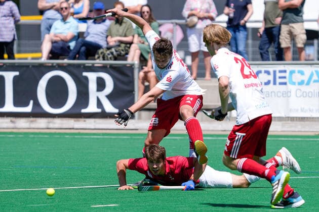 f li Stefan Mathes NHTC, 24 , Philipp Wossidlo TSVMH, 29 , Patrick Werner NHTC, 29 , duel, duel, tackle, tackling, dynamic, action, action, 15 05 2022, Mannheim Germany , Hockey, 1 Bundesliga, Men, TSV Mannheim Nürnberger HTC xozx