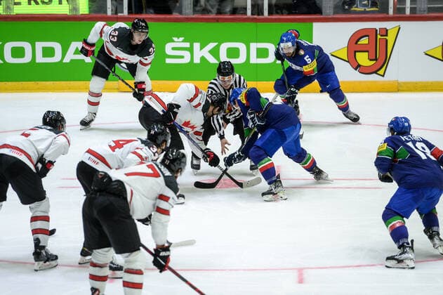15 05 2022, Helsinki, Helsinki Ice Hall, 2022 IIHF Ice Hockey World Championship Italy Canada, 17 Adam Lowry Canada against 23 Simon Kostner Italy Helsinki Helsinki Ice Hall Uusimaa Finland  Copyright: xJustPictures.ch AndreaxBrancax