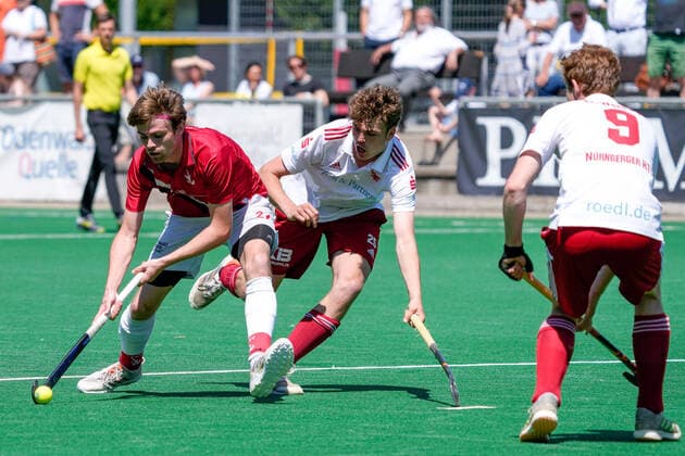 f le Marius Haber TSVMH, 27 , Fredrik Büttner Freddy Büttner, NHTC, 25 , Constantin Wolff NHTC, 9 , duel, game scene, duel, duel, tackle, tackling, dynamic, action, action, 15 05 2022, Mannheim Germany , Hockey, 1 Bundesliga, men, TSV Mannheim Nürnberger HTC xozx