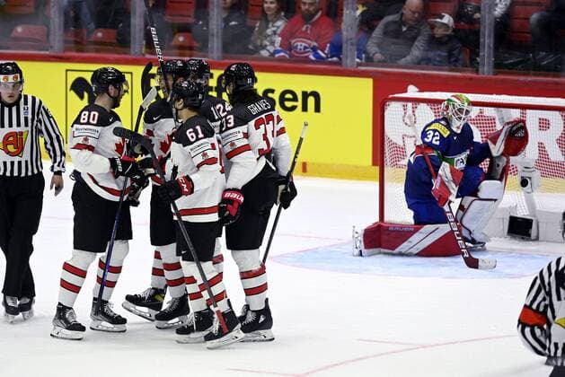 Team Canada celebrates 1-3 goal by Nicolas Roy during the 2022 IIHF Ice hockey, Eishockey World Championships preliminary round group A match between Italy and Canada in Helsinki on May 15, 2022. Helsinki Finland LKFTJK20220515133730AAYU  Copyright: xAnttixAimo-Koivistox