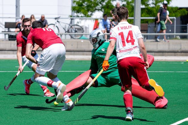 f l Philip Schlageter TSVMH, 10 , Victor Beckers goalkeeper, NHTC, 18 , Frederic Wolff NHTC, 14 , duel, tackle, tackling, dynamic, action, action, 15 05 2022, Mannheim Germany , Hockey, 1 Bundesliga, Men, TSV Mannheim Nürnberger HTC xozx