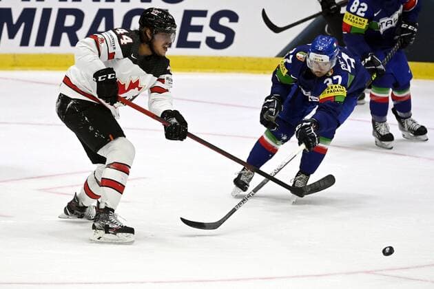 Max Comtois (L) of Canada vies with Phil Pietroniro of Italy during the 2022 IIHF Ice hockey, Eishockey World Championships preliminary round group A match between Italy and Canada in Helsinki on May 15, 2022. Helsinki Finland LKFTJK20220515133042CLNU  Copyright: xAnttixAimo-Koivistox