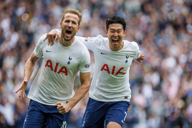 Football - 2021 2022 Premier League - Tottenham Hotspur vs Burnley - Tottenham Hotspur Stadium - Sunday 15th May 2022 Harry Kane (Tottenham Hotspur) and Heung-Min Son (Tottenham Hotspur) celebrate after Harry Kane (Tottenham Hotspur) scores his penalty at the Tottenham Hotspur Stadium COLORSPORT DANIEL BEARHAM  csp_tot_bur_15052022_