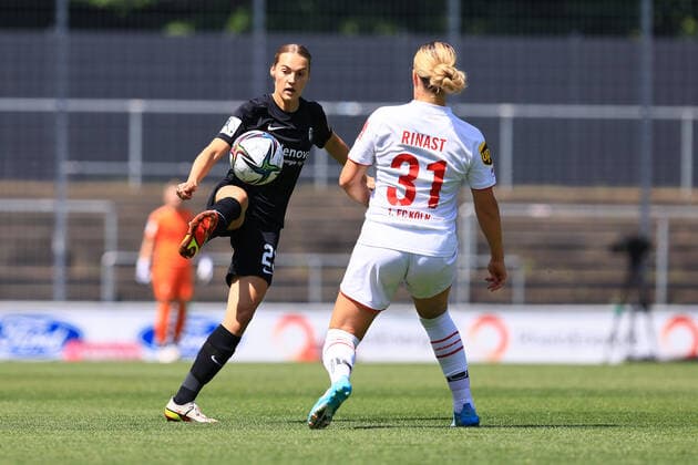 Flyeralarm Frauen Bundesliga 2021 2022, 1 FC Köln SC Freiburg Marie Müller SCF, 23 , Rachel Rinast FC, 31 Köln Franz Kremer Stadion, Lawn North Rhine Westphalia Germany