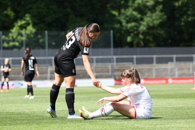 Flyeralarm Frauen Bundesliga 2021 2022, 1 FC Köln SC Freiburg Svenja Fölmli SCF, 13 after foul on Adriana Achcinska FC, 9 Köln Franz Kremer Stadion, grass North Rhine Westphalia Germany