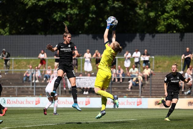 Flyeralarm Frauen Bundesliga 2021 2022, 1 FC Köln SC Freiburg Manon Klett FC, 1 saves from Luis Wensing SCF, 22 Köln Franz Kremer Stadion, lawn North Rhine Westphalia Germany