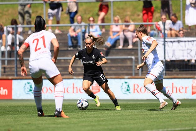 Flyeralarm Womens Bundesliga 2021 2022, 1 FC Köln SC Freiburg Ereleta Memeti SCF, 17 Köln Franz Kremer Stadion, Lawn North Rhine Westphalia Germany