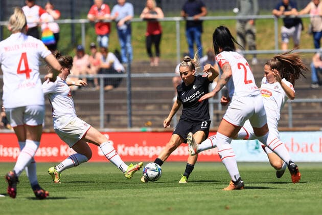 Flyeralarm Womens Bundesliga 2021 2022, 1 FC Cologne SC Freiburg Ereleta Memeti SCF, 17 vs 4 Cologne players Cologne Franz Kremer Stadium, grass North Rhine Westphalia Germany
