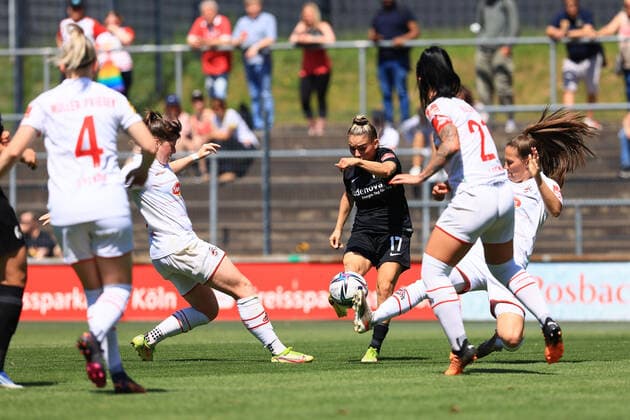 Flyeralarm Womens Bundesliga 2021 2022, 1 FC Cologne SC Freiburg Ereleta Memeti SCF, 17 vs 4 Cologne players Cologne Franz Kremer Stadium, grass North Rhine Westphalia Germany