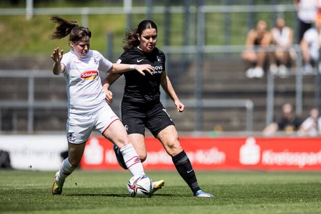 FLYERALARM Women Football Bundesliga, 1 FC Koeln SC Freiburg 15 05 2022 Adriana Achcinska 9, 1 FC Koeln , Svenja Foelmli SC Freiburg, 13 FLYERALARM Women Football Bundesliga, 1 FC Koeln SC Freiburg, Koeln, Geissbockheim DFB REGULATIONS PROHIBIT ANY USE OF PHOTOGRAPHS AS IMAGE SEQUENCES AND OR QUASI VIDEO Copyright: xBEAUTIFULxSPORTS Wunderlx